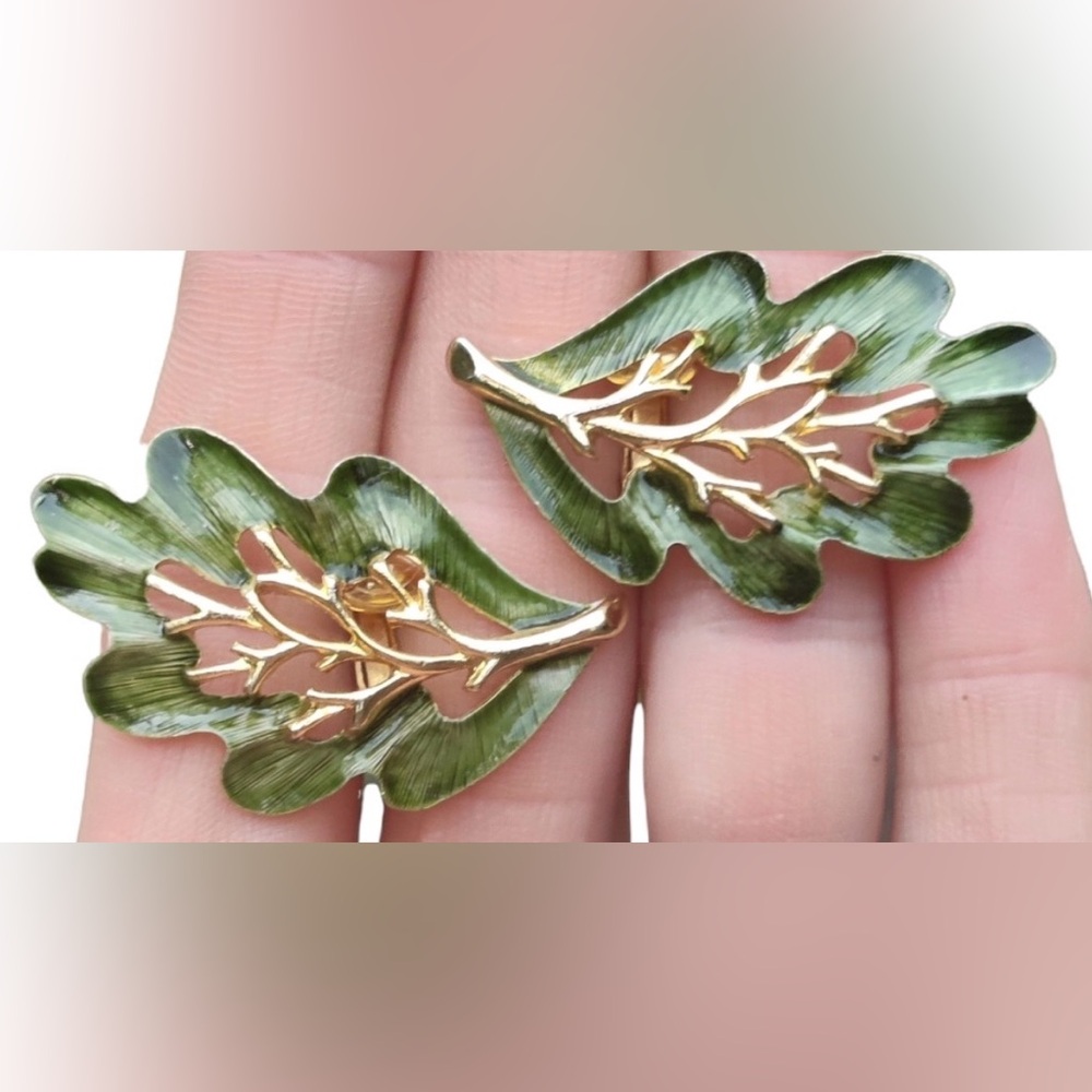 Vintage Earrings Sarah Coventry stamped Green Enamel Leaf & Goldtone clipon 1.5”